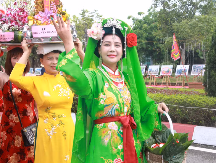 ... với trang phục rực rỡ, mang đậm sắc màu văn hóa tại lễ hội.