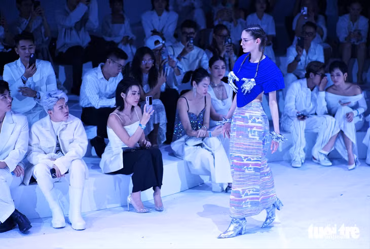 Show diễn Mirage quy tụ đông đảo công chúng đến thưởng lãm trong khuôn khổ triển lãm LIT - Bật sáng