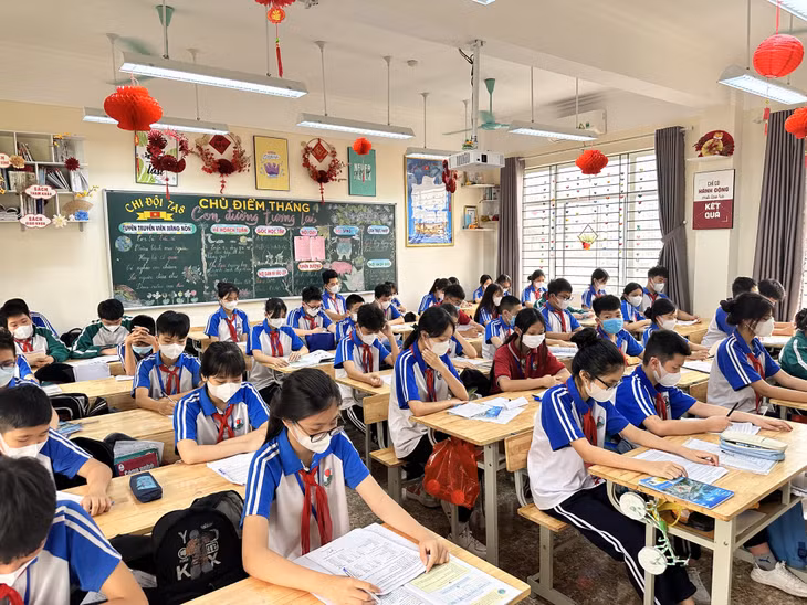 Toàn bộ học sinh Trường THCS Lê Văn Tám (TP Hạ Long) đeo khẩu trang trong thời gian đến trường.
