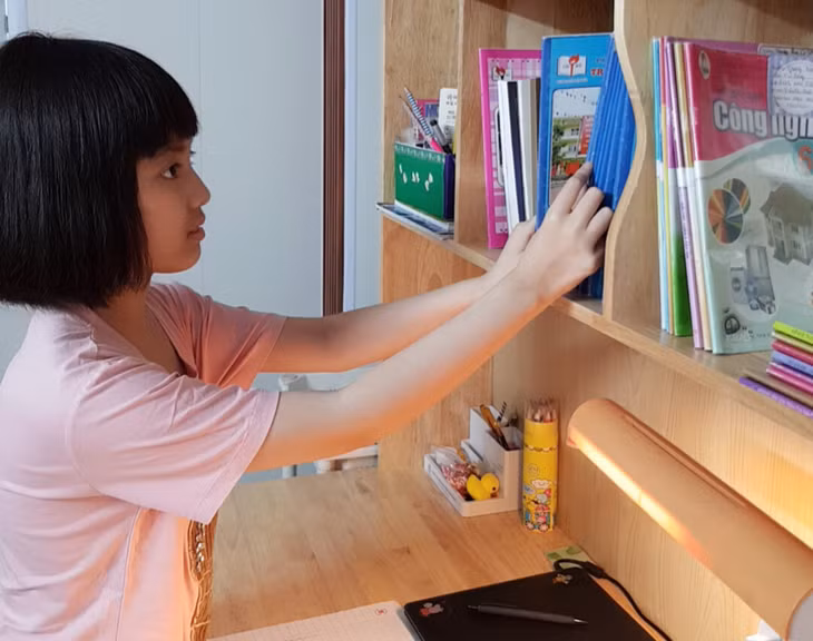 Anh Thư chuẩn bị sách vở đi học.