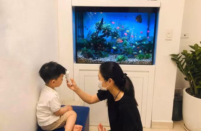 Cần theo dõi nhiệt độ khi trẻ sốt để kịp thời can thiệp (Ảnh: Tú Anh).