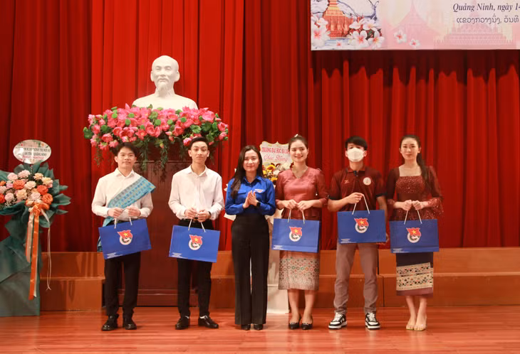 Đồng chí Nguyễn Phương Thảo, Phó Bí thư Tỉnh Đoàn tặng quà và áo thanh niên Việt Nam cho các lưu học sinh Lào có thành tích học tập và rèn luyện tốt.
