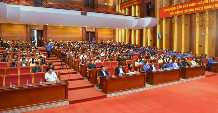 Các đại biểu tham dự chương trình Tư vấn mùa thi, định hướng nghề nghiệp năm 2023.