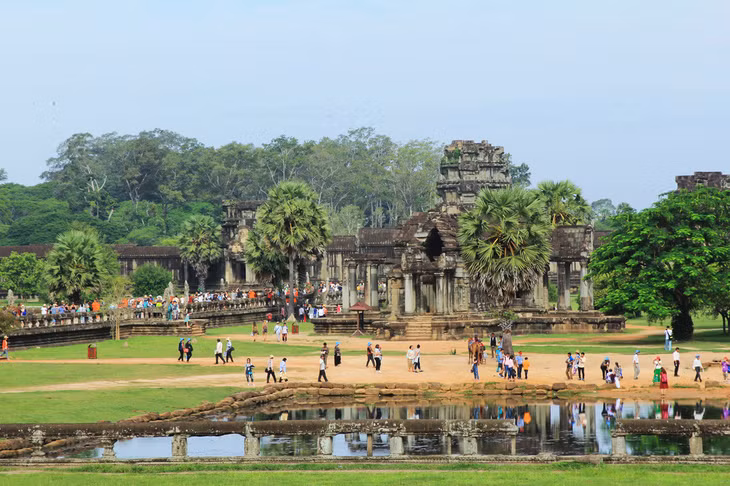 Người dân Campuchia cũng thường xuyên ghé thăm các ngôi đền ở quần thể Angkor để cầu phúc - Ảnh: MINH HUYỀN