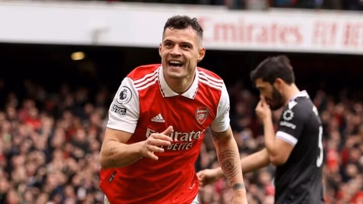 Arsenal đứng đầu bảng Ngoại Hạng Anh trước vòng 29.
