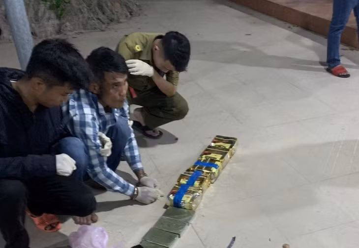 Hiện có 5 đối tượng liên quan bị tạm giữ. Công an thu giữ 18 bánh heroin và 6kg ma túy đá.