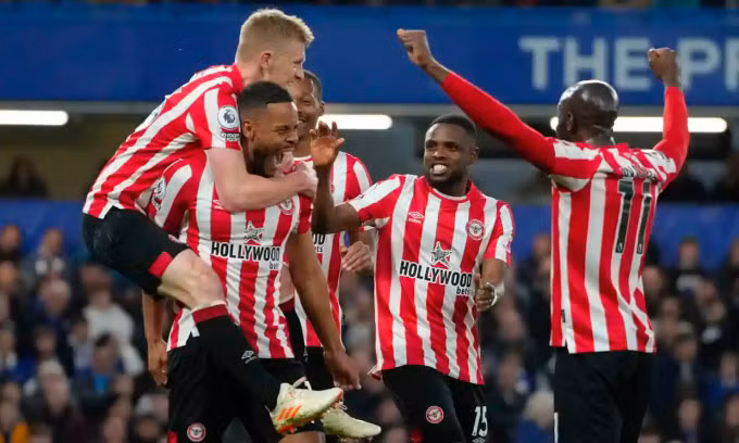 Cầu thủ Brentford mừng bàn mở tỷ số khi Azpilicueta phản lưới nhà trên sân Stamford Bridge, thành phố London, tại vòng 33 Ngoại hạng Anh ngày 26/4/2023. Ảnh: AP