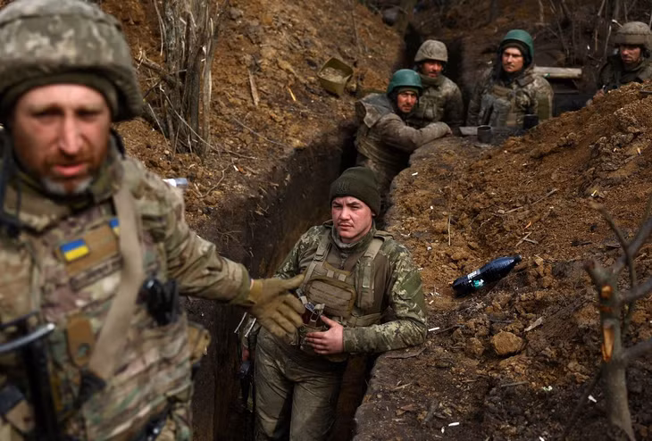 Binh sĩ Ukraine trong chiến hào gần Bakhmut. Ảnh: Reuters