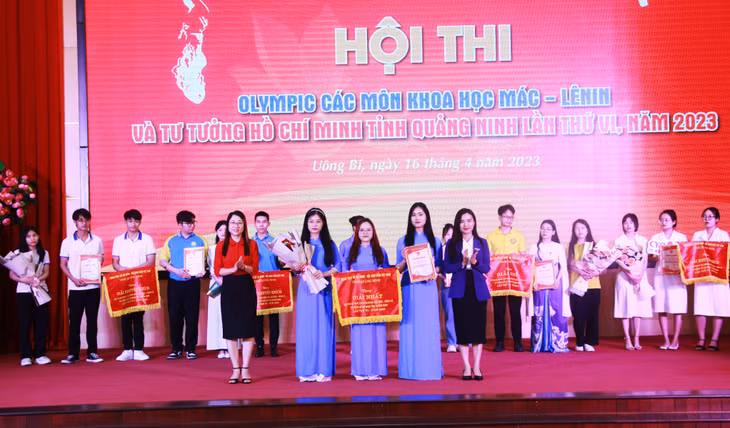 Đội thi trường Đại học Hạ Long đã xuất sắc giành giải nhất của hội thi.
