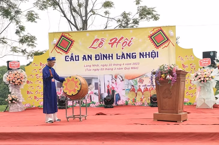 Đại diện thôn Làng Nhội gióng trống khai mạc Lễ hội