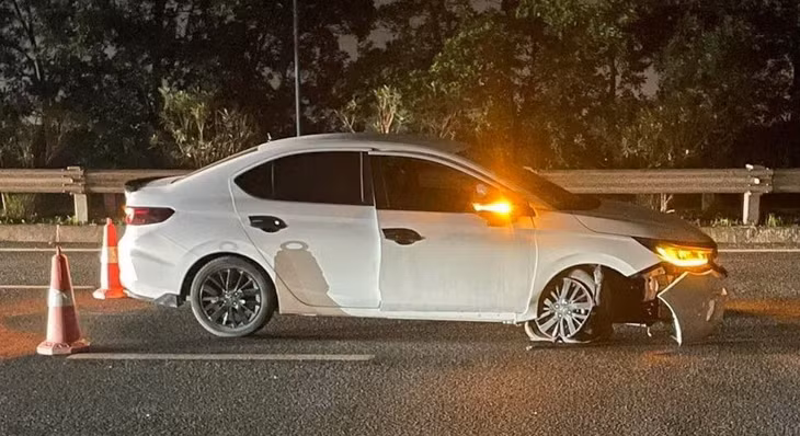 Chiếc Honda City bị hư hỏng nặng bánh trước sau khi đâm phải cục đá trên cao tốc - Ảnh: NVCC