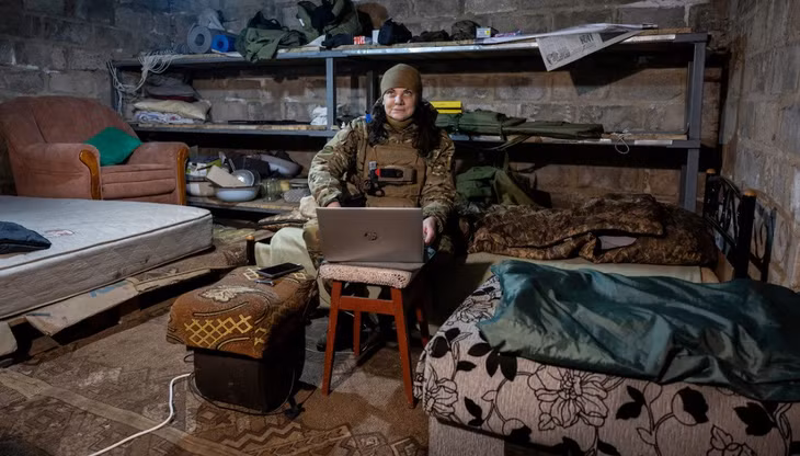 Một bác sĩ quân y Ukraine sử dụng kết nối internet Starlink để truyền thông tin từ vùng Donbass hồi tháng 2. Ảnh: Getty Images