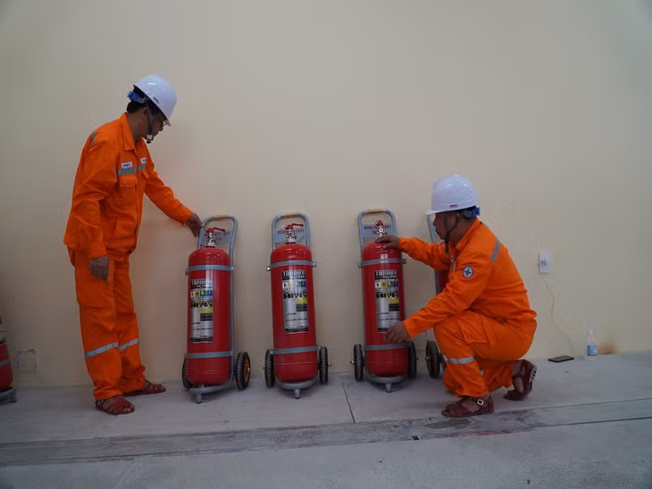 Kiểm tra thiết bị phòng cháy chữa cháy của TBA 110 kV Đầm Hà, trước khi đưa TBA vào vận hành.