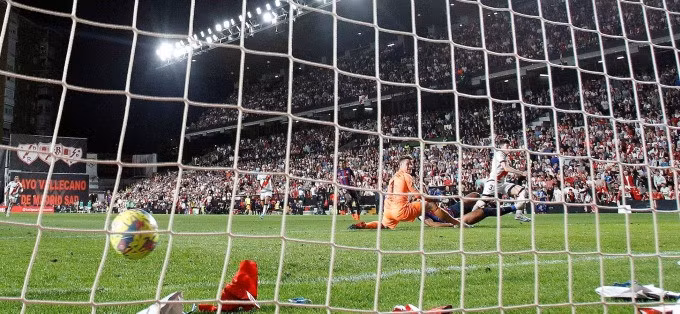 Fran Garcia dứt điểm chéo góc, hạ thủ môn Ter Stegen ở phút 53...