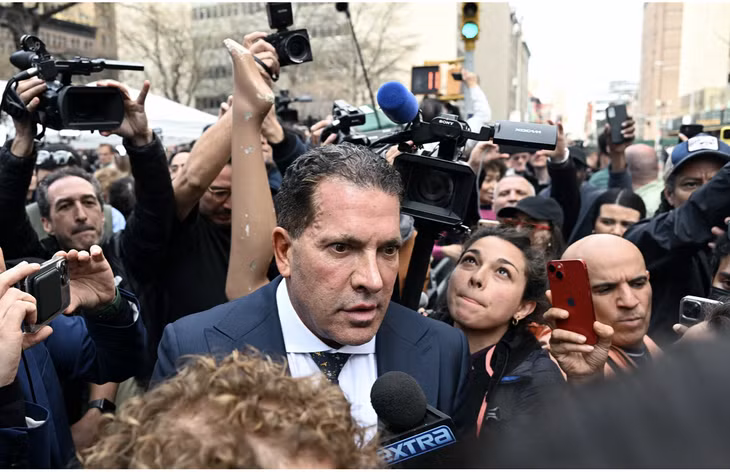 Joe Tacopina, luật sư của ông Trump, phát biểu với báo chí bên ngòa Tòa hình sự Manhattan ngày 4/4. Ảnh: AFP/Getty Images