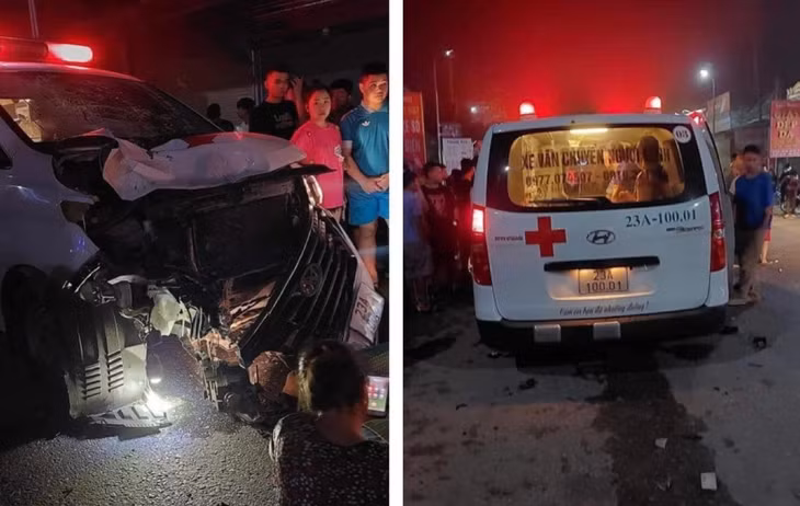 Phần đầu xe cứu thương bị hư hỏng nặng.