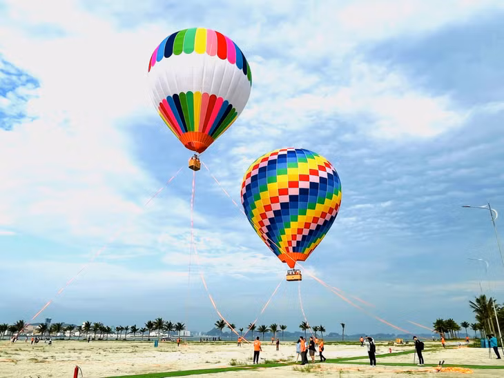 Dịch vụ bay khinh khí cầu ngắm Vịnh Hạ Long tại khu vực bãi tắm Khu du lịch Quốc tế Tuần Châu (4-2023). Ảnh: Minh Đức