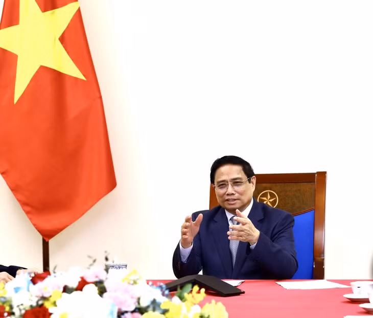 Thủ tướng Phạm Minh Chính điện đàm với Thủ tướng Trung Quốc Lý Cường. (Ảnh: TTXVN)
