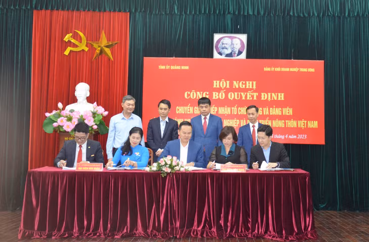 Đại diện cấp ủy ký biên bản chuyển giao, tiếp nhận tổ chức đảng và đảng viên các chi nhánh của Agribank tại Quảng Ninh.