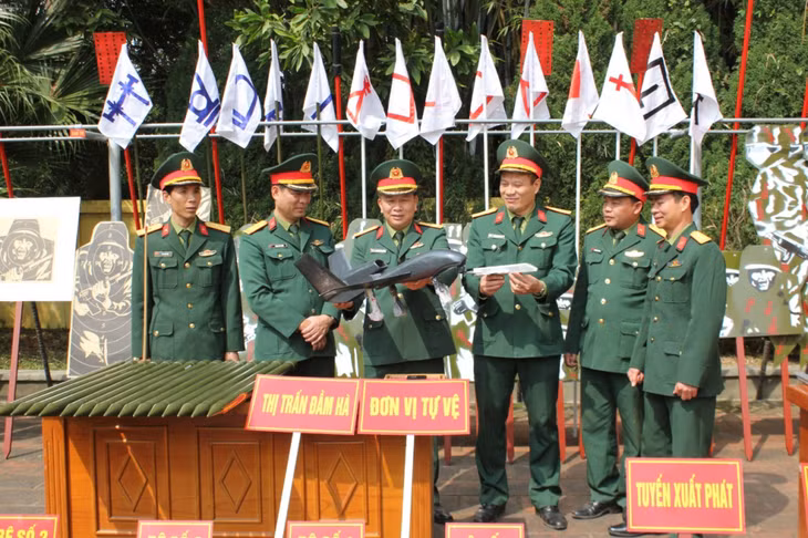 Ban CHQS huyện Đầm Hà trưng bày các mô hình học cụ, sáng kiến, cải tiến kỹ thuật phục vụ công tác huấn luyện năm 2023. (Ảnh đơn vị cung cấp)
