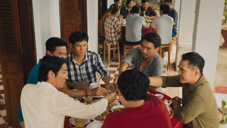 Tấm vé độc đắc bị nhóm bạn thân xâu xé vì "giàu chưa chắc sướng đâu, nhưng nghèo chắc chắn khổ".
