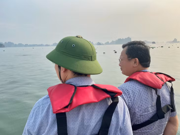 Đồng chí Cao Tường Huy, Quyền Chủ tịch UBND tỉnh đi kiểm tra thực địa khu vực nuôi trồng thủy sản (NTTS) và những khu vực có phao xốp trôi nổi trên Vịnh Hạ Long.