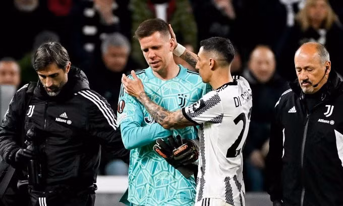 Szczesny (áo xanh) khóc và được đồng đội Di Maria động viên khi rời sân vì tức ngực cuối hiệp một. Ảnh: juventus.com