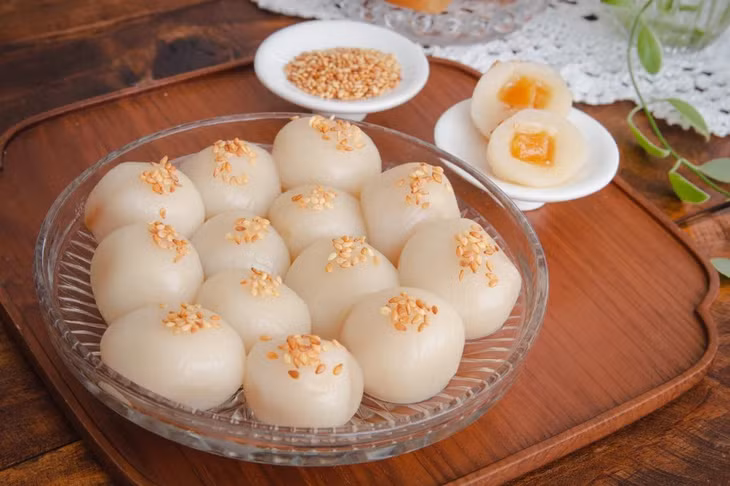 Ở Hà Nội và hầu hết các địa phương gọi món bánh tròn, nhỏ, có đường bên trong này là bánh trôi.