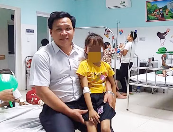 Đồng chí Trịnh Văn Hân - Phó Chủ tịch UBND xã Hà Mòn nhiều lần hiến máu giúp con gái chị N. chữa bệnh.
