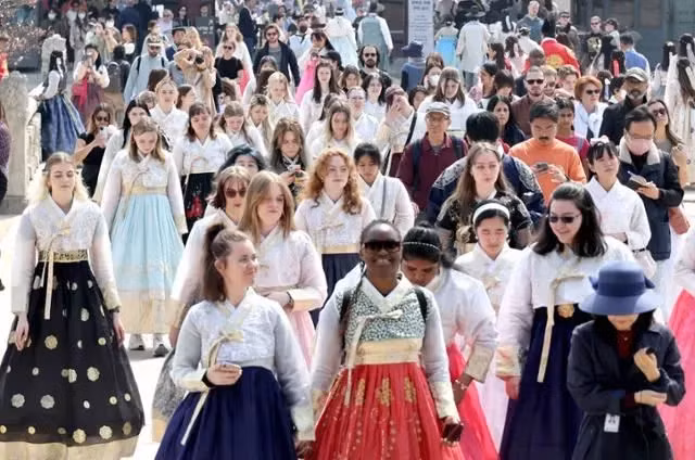 Khách du lịch nước ngoài mặc Hanbok gần Cung điện Gyeongbokgung vào ngày 29/3 / Yonhap