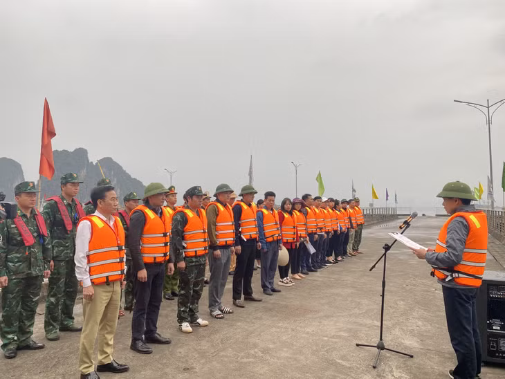 Các lực lượng chức năng của thành phố tại lễ ra quân đợt cao điểm về công tác bảo vệ môi trường biển.