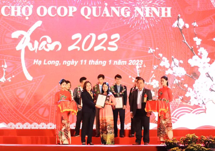 Trao giấy chứng nhận sản phẩm OCOP đạt sao cho các đơn vị, tổ chức kinh tế, doanh nghiệp, HTX, hộ sản xuất năm 2022.