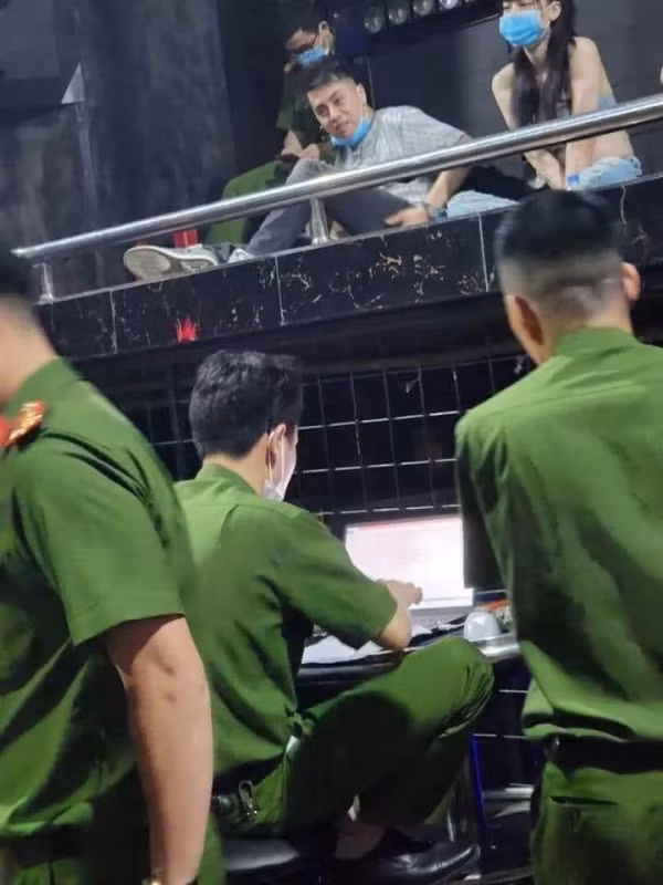 Phòng Cảnh sát hình sự Công an tỉnh Hải Dương và các đơn vị tiến hành tiến hành kiểm tra quán Ruby Club 18.