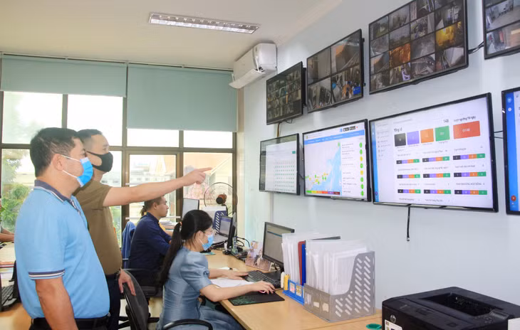 Các thông số về môi trường từ trạm quan trắc môi trường tự động được truyền về Trung tâm Quan trắc môi trường (Sở TN&amp;MT) để giám sát. Ảnh: Mạnh Trường