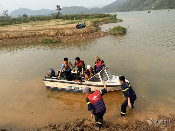 Lật thuyền trên sông Lô, tìm thấy 1 thi thể, còn 2 người mất tích ảnh 1