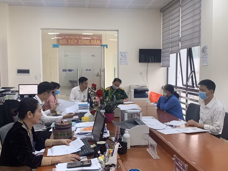 Ông Trần Văn Hạnh (trên cùng, bên trái), Bí thư Đảng uỷ, Chủ tịch UBND thị trấn Cái Rồng kiểm tra công tác tiếp dân của đội ngũ cán bộ, công chức.