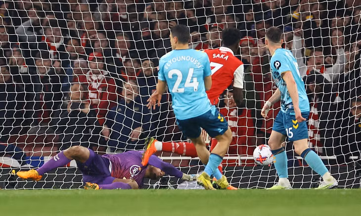 Kịch tính được đẩy lên cao, Bukayo Saka gỡ hòa 2-2 ở phút 90