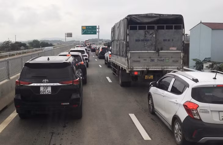 Nhiều phương tiện lưu thông trên đường