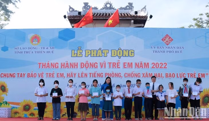 Trao học bổng cho trẻ em khó khăn ở các cơ sở, trung tâm bảo trợ xã hội đã đạt thành tích cao trong học tập tại Tháng hành động vì trẻ em năm 2022. (Ảnh: Công Hậu)