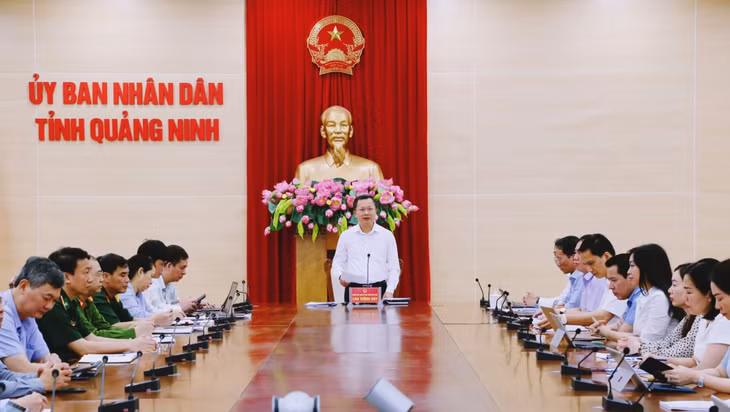 Đồng chí Cao Tường Huy, Quyền Chủ tịch UBND tỉnh phát biểu tại phiên họp.