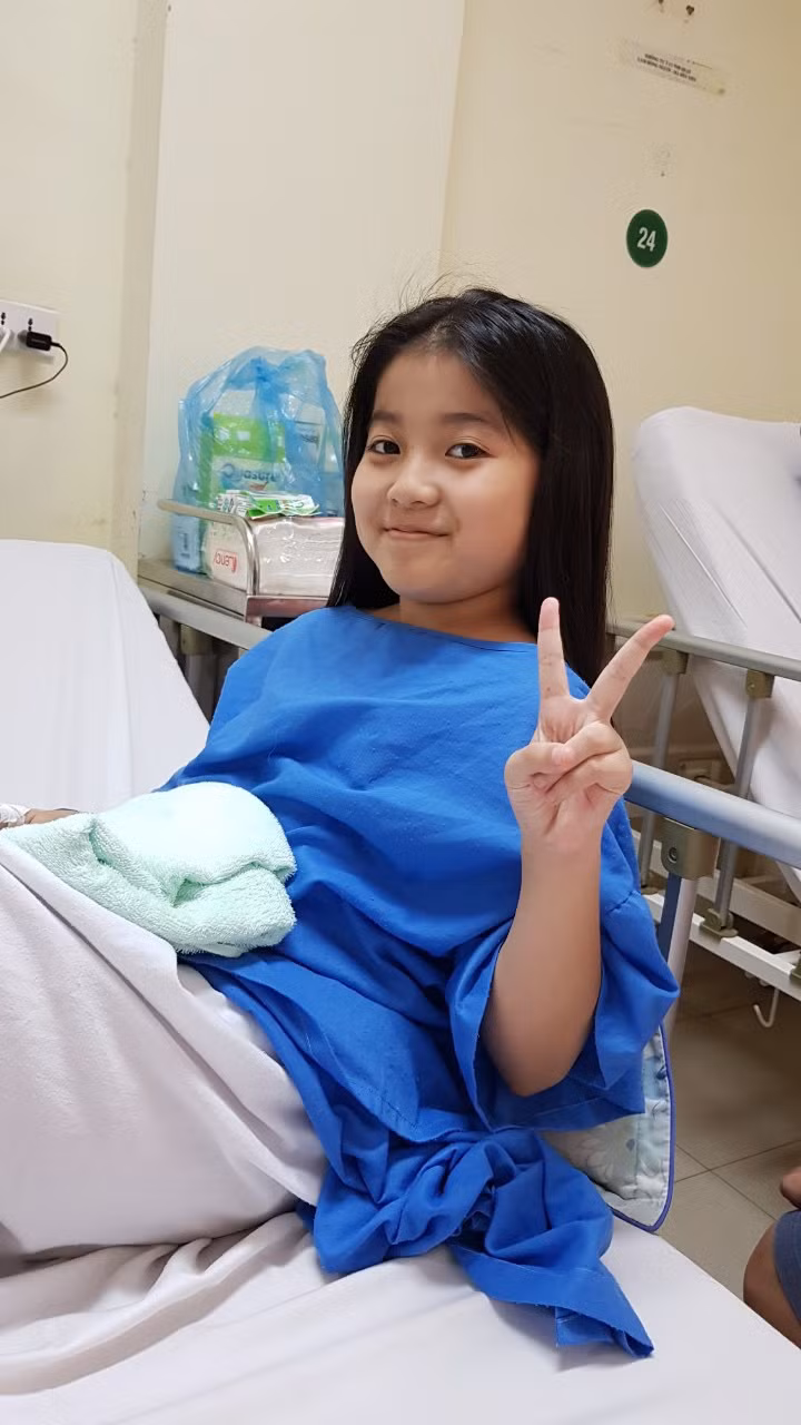 Anh Thư điều trị tại Bệnh viện Hữu nghị Việt Đức. (Ảnh do gia đình cung cấp)
