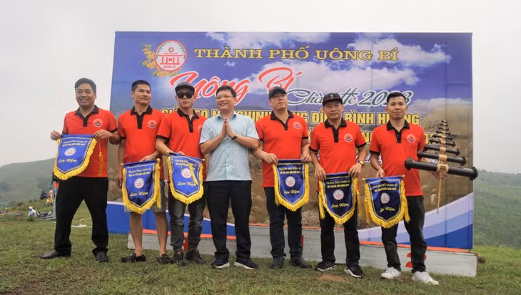 Lãnh đạo thành phố trao cờ lưu niệm cho các hội diều sáo tham gia Hội thi thả diều.