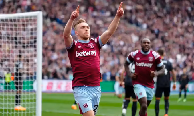Tiền đạo Jarrod Bowen mừng bàn gỡ hoà 2-2 cho West Ham trước Arsenal. Ảnh: PA