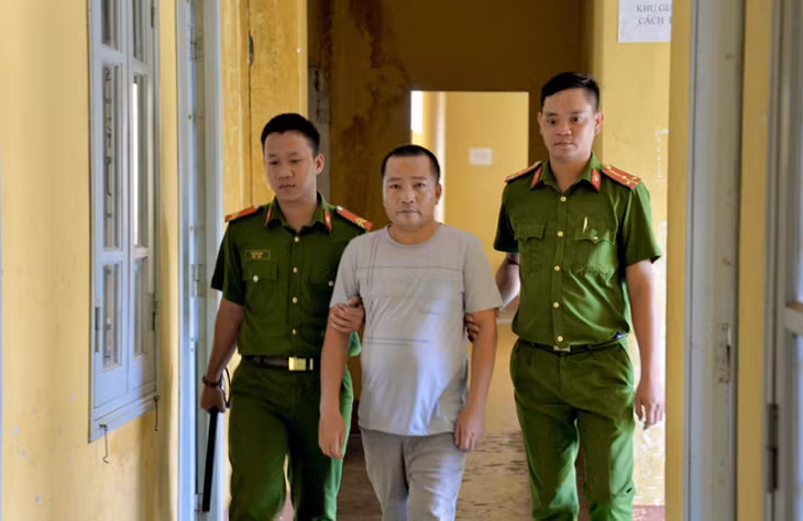 Công an dẫn giải, tạm giam đối tượng Nguyễn Thanh Bình để điều tra về hành vi tổ chức đánh bạc.