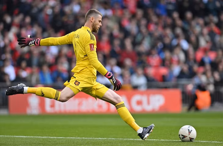 Khả năng chơi chân của thủ thành De Gea vẫn là vấn đề nan giải với Man United. Ảnh: AFP
