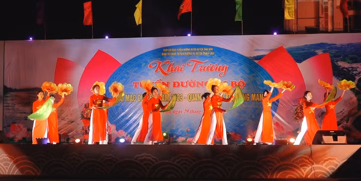 Một số tiết mục văn nghệ tại Lễ khai trương tuyến đường đi bộ xã Quan Lạn.