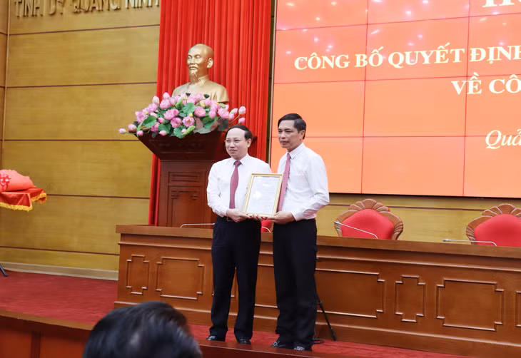 Đồng chí Nguyễn Xuân Ký, Ủy viên Trung ương Đảng, Bí thư Tỉnh ủ, Chủ tịch HĐND tỉnh trao quyết định cho đồng chí Vũ Văn Diện, Phó Chủ tịch UBND tỉnh.