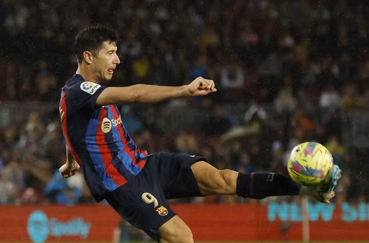 Phút 36, hậu vệ đa năng Kounde căng ngang để Lewandowski nhân đôi cách biệt cho đội chủ sân Nou Camp