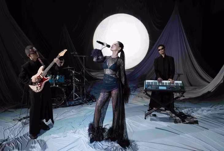 Bùi Lan Hương chọn hình thức Live Session Studio thay vì làm MV.