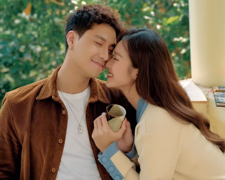 "Tôi bị chai lì cảm xúc khi đóng cặp hai lần liên tiếp với anh Thanh Sơn", Khả Ngân bày tỏ.